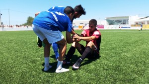 Dos jugadores del Mar Menor tratan de consolar a Alberto Górriz. Fotos: V. R.