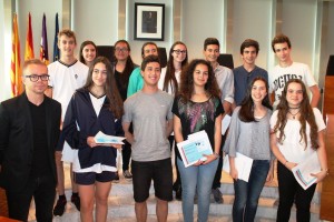 David Ribas, junto a los alumnos ganadores del Premi Sant Jordi.