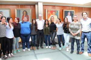 Vicent Torres, presidente del Consell d'Eivissa, posa con las jugadoras del Puchi.