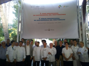 Vicent Torres posa junto a los participantes en el Fòrum Professional de Gastronomia de la Mediterrània.