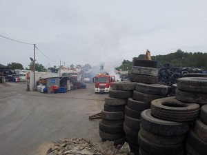 Incendio en el centro de reciclaje y desguace, Ca na Negreta.