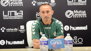 Kiko Ramírez, entrenador del Castellón, durante la rueda de prensa.