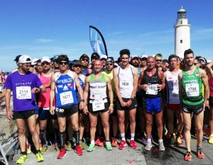 Óscar Santos, a la derecha, poco antes de darse la salida a la VIII Mitja Marató de Formentera. Foto: Elitechip