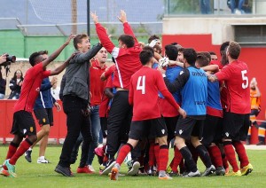 Los jugadores del Mallorca B celebran el título de Liga en Tercera. Foto: Fútbol Balear 