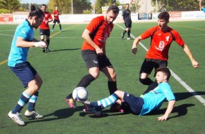 Jordi Serra y Tomás pelean por el balón con dos jugadores del Sineu. Fotos: Fútbol Balear