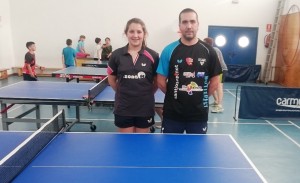 Natalia Miramontes, jugadora del CTT Santa Eulària, junto a su entrenador, José Ramírez.