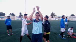 Dani Mori agradece el apoyo de la afición una vez finalizado el encuentro. Foto: C. V.