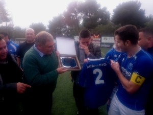 Los jugadores, técnicos y directivos del San Rafael arropan a Manolo Aparicio en su despedida. Fotos: C. V.