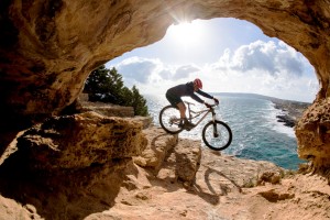 David Cachón durante una de sus acrobacias en Formentera. Foto: Davidcachon.com