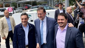 José Vicente Marí Bosó y Santiago Marí posan junto a Mariano Rajoy.