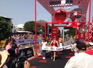 Ricard Marí, en el momento de cruzar la línea de meta en el  Ironman de Lanzarote.