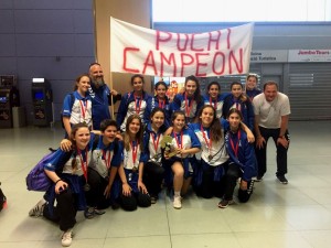 Las jugadoras del Expert–Can Reiet Puchi infantil femenino a su llegada a Ibiza.