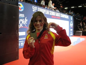 Cristina Ferrer posa con la medalla de bronce conseguida en el Europeo. Foto: RFEK