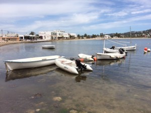 Imagen de barcos en cerca de la orilla de Talamanca.