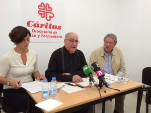 Miguel Ángel Sánchez, delegado episcopal de Cáritas, Joan Marí Torres, director de Cáritas Diocesana, y Maite Barchín, trabajadora social de la entidad, en una imagen de archivo. Foto: L.A.