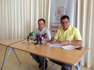 Josep Marí Ribas y Ángel Luis Guerrero, han presentado hoy la nueva ordenanza de Sant Josep.  