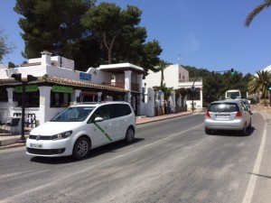 La carretera principal del pueblo de Sant Josep. 