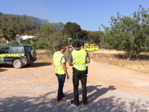 Dos guardias civiles en un incendio de Sant Josep. 