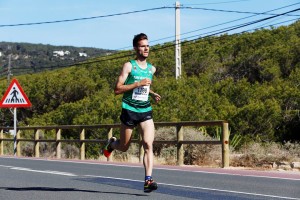 Óscar Santos fue el vencedor de la octava edición de la Mitja Marató de Formentera. Fotos: Ramón Tur