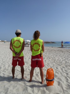 Dos socorristas en la playa de Formentera. 