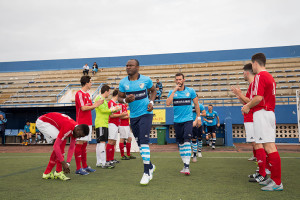 La UD Ibiza hizo el pasillo al campeón antes del partido. Foto: Paco Natera