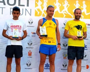 Adrián Guirado se proclamó vencedor de la carrera de 10 kilómetros del Renault Street Run de Valencia.