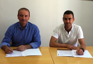 Jaume Ferrer y Juanjo Escandell, durante la firma del convenio de colaboración.