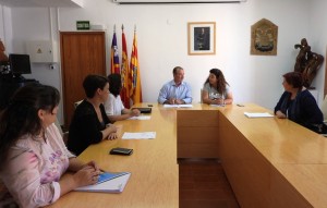 Pilar Costa.  durant la seva primera visita oficial com a nova consellera de Presidència del Govern. 