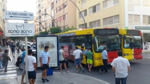 El conductor del autobús y los ocupantes del turismo que ha provocado el accidente, durante el atasco