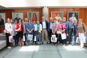 El presidente del Consell, Vicent Torres, recibió ayer a los alumnos de la UOM.