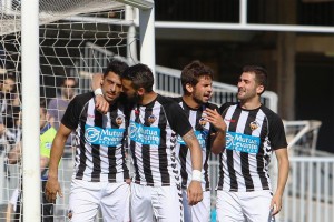 Los jugadores del conjunto blanquinegro celebran un gol en el Nou Castalia.