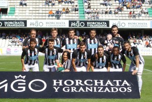 Un once inicial del CD Castellón, rival de la Peña en el play-off de ascenso. Fotos: El Periódico Mediterráneo