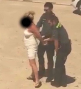 Captura del vídeo donde se aprecia a la detenida en el momento en que es esposada por la policía