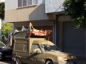 Dos jóvenes deciden dormir en el techo de la furgoneta, en plena ciudad de Ibiza, ante la falta de vivienda en Ibiza. 