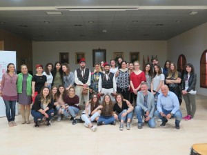 El grup d'estudiants que han visitat l'Ajuntament de Sant Josep.