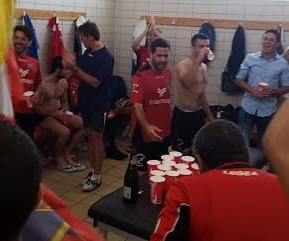 Los jugadores del Formentera brindan en el vestuario por el subcampeonato de Liga