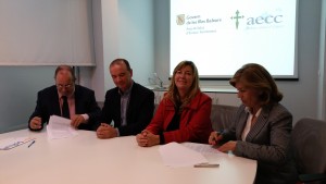 La consellera de Salut, Patricia Gómez, el director general del Servei de Salut, Juli Fuster, i la presidenta de l'AECC, Teresa Martorell en un moment de la firma del conveni.