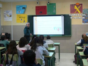 Una imagen de una charla de la Guardia Civil sobre bullying.