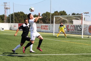 David Camps, delantero de la Peña, en una ocasión de la primera mitad. Fotos: C. V. 