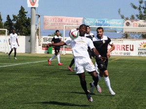 Winde controla el balón con el pecho durante el partido ante el Constància.