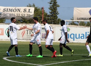 Raúl Gómez felicita a Pau Pomar, autor del primer gol de la Peña.