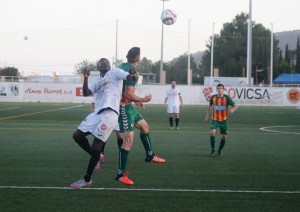 Winde salta de cabeza a por el balón en una acción del encuentro.