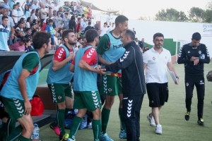 Ramñirez felicita a Fabiani tras el partido.