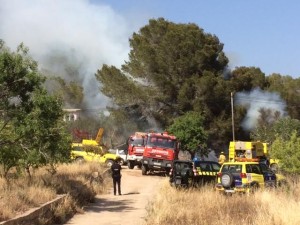 Bomberos, Ibanat, Policía Local y Guardia Civil están trabajando en la zona.