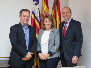 Josep Marí Ribas, alcalde de Sant Josep, ha rebut la visita de Daniel Pruce, ministre conseller de l’Ambaixada britànica a Madrid, i substitut de l’ambaixador en la seva absència,  acompanyat de la vice-cònsol britànica a Eivissa, Briege Mc Allister.