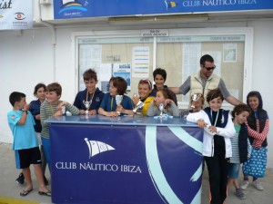 Una imagen de la entrega de premios del Trofeo Pupilóptica de la clase Optimist.