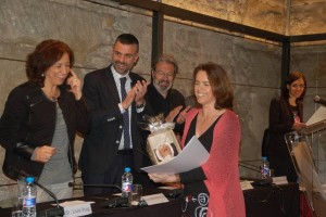 Margalida Marí, miembro de la Comisión Ejecutiva del Institut d'Estudis Eivissencs, recogió el premio. 