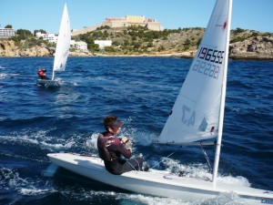 Víctor Albert, durante una regata de la clase Laser 4.7 disputada en Ibiza.