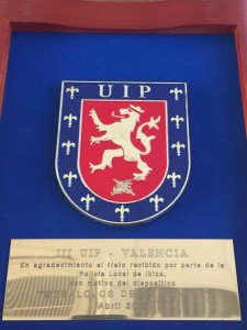 La placa entregada a la Policía Local en señal de agradecimiento por el trato recibido durante la operación sa Penya. 