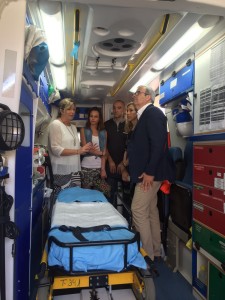 a consellera de Salut, Patricia Gómez, ha viatjat avui a Eivissa per comprovar el funcionament de la nova ambulància de suport vital avançat (UCI mòbil) que des del passat dia 1 de juny dóna servei a la població, i que té base a Santa Eulària.